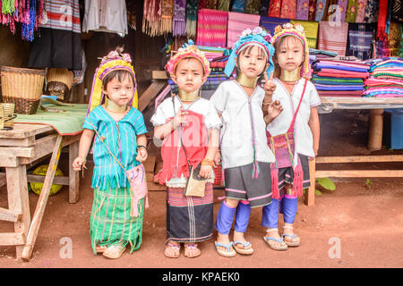 Tribù Kayan, Kayan bambini nel villaggio Kayan, Stato Kayah, Myanmar, Ott-2017 Foto Stock
