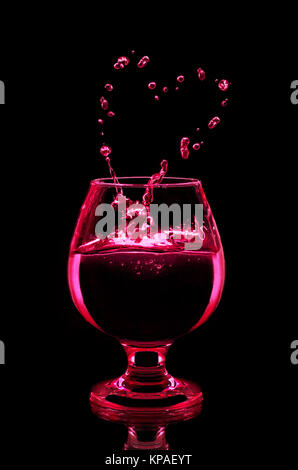 Cocktail im Glas auf schwarzem hintergrund Foto Stock