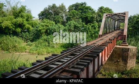 Foto orizzontale di un ponte ferroviario nella campagna del Myanmar, Aprile-2017 Foto Stock