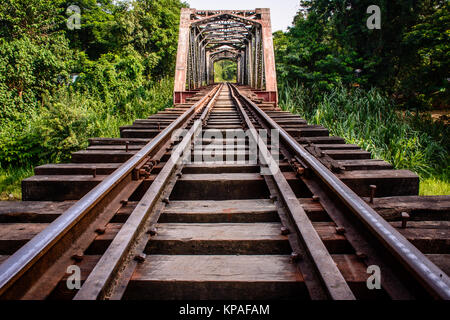 Foto orizzontale di un ponte ferroviario nella campagna del Myanmar, Aprile-2017 Foto Stock