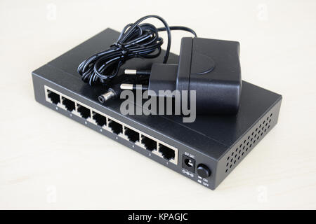 8 porte switch con adattatore di alimentazione isolata in background Foto Stock