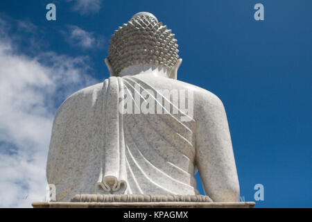 Vista posteriore del Big Buddha golden contro blu cielo nuvoloso sfondo Foto Stock