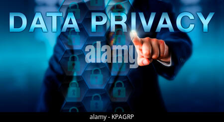 Imprenditore premendo la privacy dei dati su una schermata Foto Stock