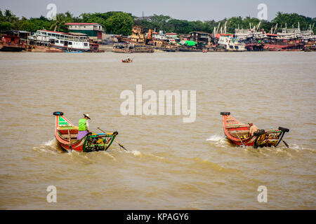 Due barche nel fiume Yangon, essi trasporti tra Yangon e Dala, Myanmar, maggio-2017 Foto Stock
