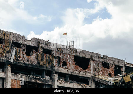 Donetsk, Donbass, Ucraina. Xviii Sep, 2016. Il battaglione della bandiera della seduta sulla parte superiore del nuovo terminal a Donetsk Airport.Sparta battaglione è un gruppo armato formato da indipendentista ribelle combattimenti a Donetsk area ucraino contro il governo centrale dal 2014. Credito: Joao Bolan/SOPA/ZUMA filo/Alamy Live News Foto Stock