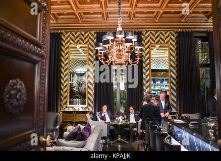 Berlino, Germania. Xiii Dec, 2017. Gli ospiti celebrare l apertura della GQ Bar presso il Palace Hotel Grunewald, Berlino, Germania, 13 dicembre 2017. Credito: Jens Kalaene/dpa-Zentralbild/ZB/dpa/Alamy Live News Foto Stock