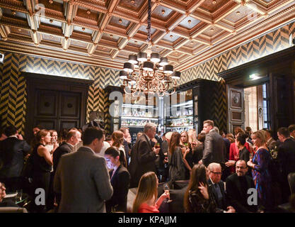 Berlino, Germania. Xiii Dec, 2017. Gli ospiti celebrare l apertura della GQ Bar presso il Palace Hotel Grunewald, Berlino, Germania, 13 dicembre 2017. Credito: Jens Kalaene/dpa-Zentralbild/ZB/dpa/Alamy Live News Foto Stock