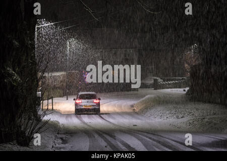 Sheffield, Regno Unito. Xiii Dec, 2017. Regno Unito meteo. La nevicata in Sheffield il 13 dicembre 2017. Condizioni ha preso una svolta per il peggio come improvvise, nevicate aree tappezzate di Sheffield e la creazione di condizioni insidiose per coloro che hanno bisogno di avventurarsi all'esterno. Credito: Graham Dunn/Alamy Live News Foto Stock