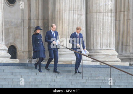 Londra, Regno Unito. Xiv Dic, 2014. Il Duca e la Duchessa di Cambridge e il principe Harry lasciare Saint Paul Cathedral alla fine del National Memorial service in onore delle vittime della torre Grenfell disastro incendio nella zona ovest di Londra il 14 giugno 2017. Credito: amer ghazzal/Alamy Live News Foto Stock