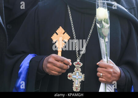 Londra, Regno Unito. Xiv Dic, 2014. I parenti dei Grenfell tower le vittime degli incendi lasciare Saint Paul Cathedral alla fine del National Memorial service sei mesi dopo la tragedia del 14 giugno 2017 Credit: amer ghazzal/Alamy Live News Foto Stock