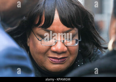 Londra, Regno Unito. Xiv Dic, 2014. Un lacrimoso ed emotivo di Diane Abbott lascia Saint Paul Cathedral alla fine del National Memorial service in onore delle vittime della torre Grenfell disastro incendio sei mesi sul credito: amer ghazzal/Alamy Live News Foto Stock