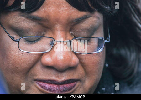 Londra, Regno Unito. Xiv Dic, 2014. Un lacrimoso ed emotivo di Diane Abbott lascia Saint Paul Cathedral alla fine del National Memorial service in onore delle vittime della torre Grenfell disastro incendio sei mesi sul credito: amer ghazzal/Alamy Live News Foto Stock