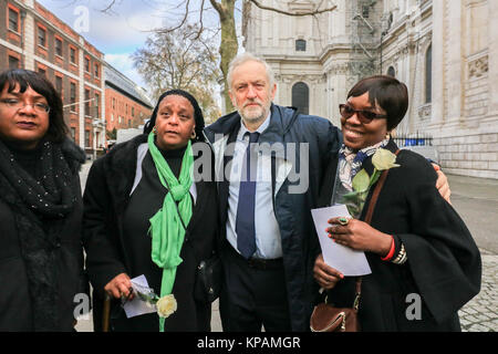 Londra, Regno Unito. Xiv Dic, 2014. Leader laburista Jeremy Corbyn con i parenti del Grenfell tower disastro incendio alla fine del National Memorial service in Saint Paul cathedral sei mesi sul credito: amer ghazzal/Alamy Live News Foto Stock