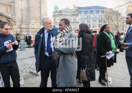 Londra, Regno Unito. Xiv Dic, 2014. Leader laburista Jeremy Corbyn con i parenti del Grenfell tower disastro incendio alla fine del National Memorial service in Saint Paul cathedral sei mesi sul credito: amer ghazzal/Alamy Live News Foto Stock