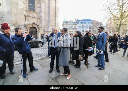 Londra, Regno Unito. Xiv Dic, 2014. Leader laburista Jeremy Corbyn con i parenti del Grenfell tower disastro incendio alla fine del National Memorial service in Saint Paul cathedral sei mesi sul credito: amer ghazzal/Alamy Live News Foto Stock