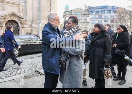 Londra, Regno Unito. Xiv Dic, 2014. Leader laburista Jeremy Corbyn con i parenti del Grenfell tower disastro incendio alla fine del National Memorial service in Saint Paul cathedral sei mesi sul credito: amer ghazzal/Alamy Live News Foto Stock