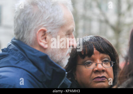 Londra, Regno Unito. Xiv Dic, 2014. Un lacrimoso ed emotivo di Diane Abbott lasciare Saint Paul Cathedral alla fine del National Memorial service in onore delle vittime della torre Grenfell disastro incendio sei mesi sul credito: amer ghazzal/Alamy Live News Foto Stock