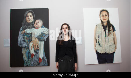 Edinburgh, Regno Unito. Xiv Dic, 2017. Scottish National Portrait display mostra annuale Bp Portrait Award 2017. Nella foto: Laura Gouke. Credito: pak@ Mera/Alamy Live News Foto Stock