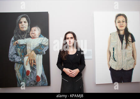 Edinburgh, Regno Unito. Xiv Dic, 2017. Scottish National Portrait display mostra annuale Bp Portrait Award 2017. Nella foto: Laura Gouke. Credito: pak@ Mera/Alamy Live News Foto Stock