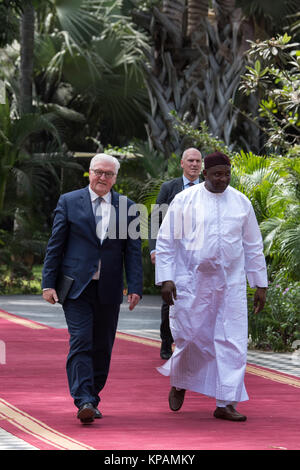 Banjul (Gambia. Xiv Dic, 2017. Il Presidente tedesco Frank-Walter Steinmeier (L) e il Presidente del Gambia, Adama Barrow arrivare ad una conferenza stampa a Banjul (Gambia, 14 dicembre 2017. Steinmeier ha visitato i paesi in Ghana e in Gambia durante i suoi quattro giorni di visita nella regione. Credito: Bernd von Jutrczenka/dpa/Alamy Live News Foto Stock