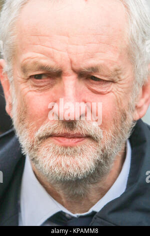 Londra, Regno Unito. Xiv Dic, 2014. Leader laburista Jeremy Corbyn comfort familiari della torre Grenfell disastro incendio a Saint Paul cathedral national memorial service sei mesi sul credito: amer ghazzal/Alamy Live News Foto Stock