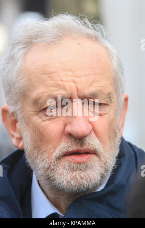 Londra, Regno Unito. Xiv Dic, 2014. Leader laburista Jeremy Corbyn comfort familiari della torre Grenfell disastro incendio a Saint Paul cathedral national memorial service sei mesi sul credito: amer ghazzal/Alamy Live News Foto Stock