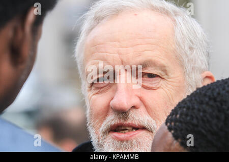 Londra, Regno Unito. Xiv Dic, 2014. Leader laburista Jeremy Corbyn comfort familiari della torre Grenfell disastro incendio a Saint Paul cathedral national memorial service sei mesi sul credito: amer ghazzal/Alamy Live News Foto Stock