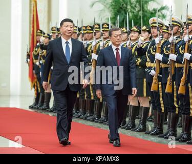 Pechino, Cina. Xiv Dic, 2017. Il presidente cinese Xi Jinping (L) detiene una cerimonia di benvenuto per il Presidente Moon Jae-in della Repubblica di Corea (ROK) prima della loro colloqui presso la Grande Sala del Popolo di Pechino, capitale della Cina, Dic 14, 2017. Credito: Li Tao/Xinhua/Alamy Live News Foto Stock