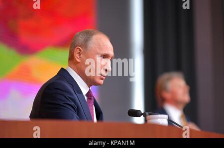 Mosca, Russia. Il 14 dicembre, 2017. Il presidente russo Vladimir Putin durante la conferenza stampa annuale presso il World Trade Centre in Krasnaya Presnya Dicembre 14, 2016 a Mosca, in Russia. Putin ha confermato che egli sarà in esecuzione per la rielezione nelle prossime elezioni presidenziali. Credito: Planetpix/Alamy Live News Foto Stock