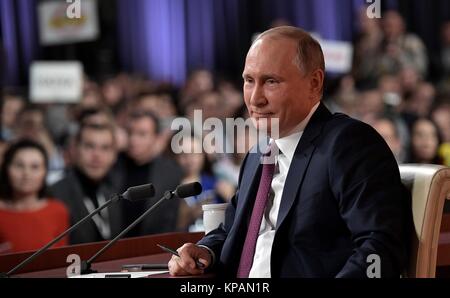 Mosca, Russia. Il 14 dicembre, 2017. Il presidente russo Vladimir Putin durante la conferenza stampa annuale presso il World Trade Centre in Krasnaya Presnya Dicembre 14, 2016 a Mosca, in Russia. Putin ha confermato che egli sarà in esecuzione per la rielezione nelle prossime elezioni presidenziali. Credito: Planetpix/Alamy Live News Foto Stock