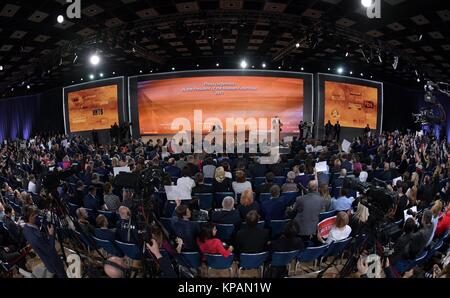 Mosca, Russia. Il 14 dicembre, 2017. Il presidente russo Vladimir Putin durante la conferenza stampa annuale presso il World Trade Centre in Krasnaya Presnya Dicembre 14, 2016 a Mosca, in Russia. Putin ha confermato che egli sarà in esecuzione per la rielezione nelle prossime elezioni presidenziali. Credito: Planetpix/Alamy Live News Foto Stock