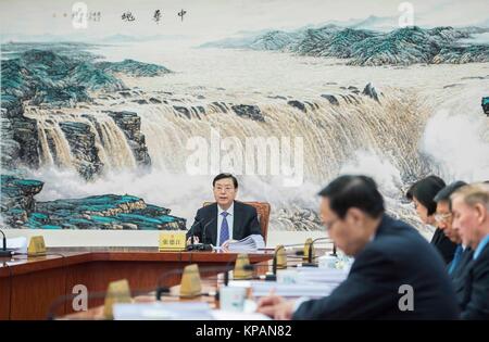 Pechino, Cina. Xiv Dic, 2017. Zhang Dejiang, presidente del comitato permanente del Congresso nazionale del popolo (ANP), presiede un Presidenti di Comitato addetti all' incontro del XII NPC Comitato Permanente a Pechino, capitale della Cina, Dic 14, 2017. Credito: Li Tao/Xinhua/Alamy Live News Foto Stock