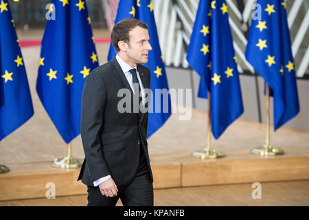 Bruxelles, BXL, Belgio. Xiv Dic, 2017. Il Presidente francese Emmanuel Macron arriva prima dell'Unione europea capo del vertice degli Stati in materia di migrazione e di Brexit a Bruxelles, in Belgio il 14.12.2017 da Wiktor Dabkowski Credito: Wiktor Dabkowski/ZUMA filo/Alamy Live News Foto Stock