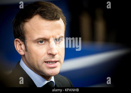 Bruxelles, BXL, Belgio. Xiv Dic, 2017. Il Presidente francese Emmanuel Macron arriva prima dell'Unione europea capo del vertice degli Stati in materia di migrazione e di Brexit a Bruxelles, in Belgio il 14.12.2017 da Wiktor Dabkowski Credito: Wiktor Dabkowski/ZUMA filo/Alamy Live News Foto Stock