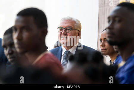 Banjul (Gambia. Xiv Dic, 2017. Il Presidente tedesco Frank-Walter Steinmeier visiti la Amadou Bansang Jobarteh Scuola di Musica di Banjul (Gambia, 14 dicembre 2017. Steinmeier ha visitato i paesi in Ghana e in Gambia durante i suoi quattro giorni di visita nella regione. Credito: Bernd von Jutrczenka/dpa/Alamy Live News Foto Stock