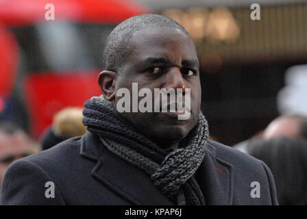 Londra, Regno Unito. Xiv Dic, 2017. L'Rt Hon David Lammy MP, membro del Parlamento di Tottenham, manodopera MP, lascia la Cattedrale di St Paul dopo aver frequentato la torre Grenfell memoriale di servizio. Credito: JOHNNY ARMSTEAD/Alamy Live News Foto Stock