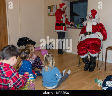 East Budleigh, UK. Il 14 dicembre, 2017. Il piccolo lontre Gruppo di gioco ha avuto un tempo meraviglioso quando Santa è venuto a visitare. Credito: Pietro/Alamy Live News Foto Stock