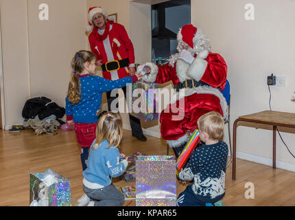 East Budleigh, UK. Il 14 dicembre, 2017. Il piccolo lontre Gruppo di gioco ha avuto un tempo meraviglioso quando Santa è venuto a visitare. Credito: Pietro/Alamy Live News Foto Stock