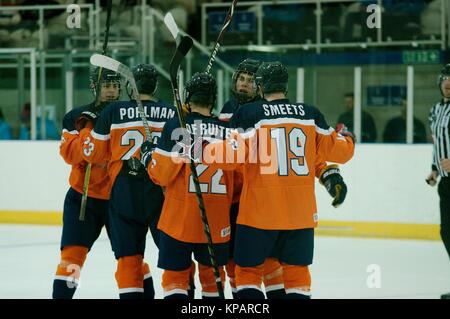 Dumfries Scozia, 14 dicembre 2017. Paesi Bassi per festeggiare un gol contro la Romania nel 2018 IIHF Hockey su ghiaccio U20 del Campionato del Mondo di Divisione II, gruppo A in Dumfries. Credito: Colin Edwards/Alamy Live News. Foto Stock