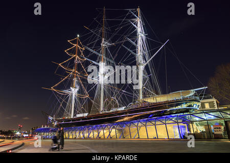 Greenwich, Londra, UK, 14 dicembre 2017. La storica tea clipper Cutty Sark, un punto di riferimento in Maritime Greenwich, è illuminata in pieno le luci di Natale rigging per una festosa atmosfera in un freddo ma chiara notte invernale a Londra. Credito: Imageplotter News e sport/Alamy Live News Foto Stock