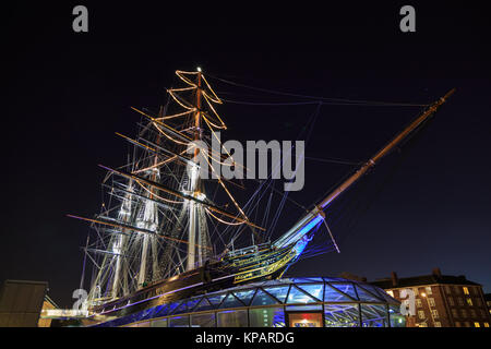 Greenwich, Londra, UK, 14 dicembre 2017. La storica tea clipper Cutty Sark, un punto di riferimento in Maritime Greenwich, è illuminata in pieno le luci di Natale rigging per una festosa atmosfera in un freddo ma chiara notte invernale a Londra. Credito: Imageplotter News e sport/Alamy Live News Foto Stock