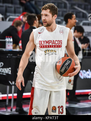 Bamberg, Deutschland. Xiv Dic, 2017. Deutschland, Bamberg, Brose Arena, 14.12.2017, Basket - Eurolega - Brose Bamberg vs. Olympiacos Pireo - Bild: v. lc. Ex Bamberger, Janis Strelnieks (Olympiacos Pireo, #13) Credito: Ryan Evans/Alamy Live News Foto Stock