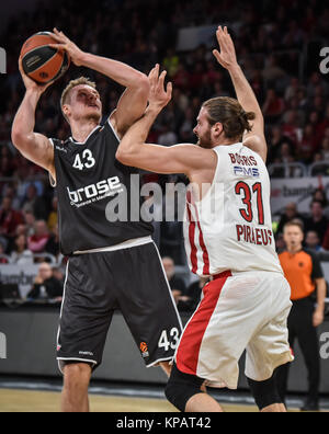 Bamberg, Deutschland. Xiv Dic, 2017. Deutschland, Bamberg, Brose Arena, 14.12.2017, Basket - Eurolega - Brose Bamberg vs. Olympiacos Pireo - Bild: v. lc. Leon Radošević (Brose Bamberg, n. 43), Georgios Bogris (Olympiacos Pireo, #31) Credito: Ryan Evans/Alamy Live News Foto Stock