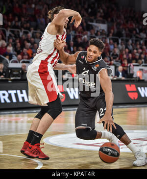 Bamberg, Deutschland. Xiv Dic, 2017. Deutschland, Bamberg, Brose Arena, 14.12.2017, Basket - Eurolega - Brose Bamberg vs. Olympiacos Pireo - Bild: v. lc. Georgios Bogris (Olympiacos Pireo, #31), Agostino Rubit (Brose Bamberg, #21) Credito: Ryan Evans/Alamy Live News Foto Stock