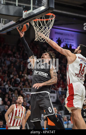 Bamberg, Deutschland. Xiv Dic, 2017. Deutschland, Bamberg, Brose Arena, 14.12.2017, Basket - Eurolega - Brose Bamberg vs. Olympiacos Pireo - Bild: v. lc. Daniel Hackett (Brose Bamberg, #0), Kostas Papanikolaou (Olympiacos Pireo, #16) Credito: Ryan Evans/Alamy Live News Foto Stock