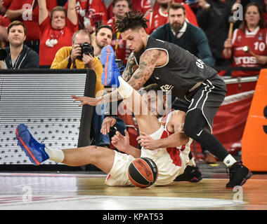 Bamberg, Deutschland. Xiv Dic, 2017. Deutschland, Bamberg, Brose Arena, 14.12.2017, Basket - Eurolega - Brose Bamberg vs. Olympiacos Pireo - Bild: v. lc. Ioannis Papapetrou (Olympiacos Pireo, #6), Daniel Hackett (Brose Bamberg, #0) Credito: Ryan Evans/Alamy Live News Foto Stock