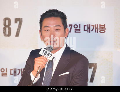 Ha Jung-woo, Dic 13, 2017 : sud coreano attore ha Jung-woo partecipa a una conferenza stampa dopo un premere anteprima del suo prossimo film '1987: il giorno' a Seul, in Corea del Sud. Il film storico mostra come la morte di studente di college Park Jong-chul scatenato su tutto il territorio nazionale pro-democrazia proteste in 1987 che ha cambiato il Sud storia Coreana. Credito: Lee Jae-Won/AFLO/Alamy Live News Foto Stock