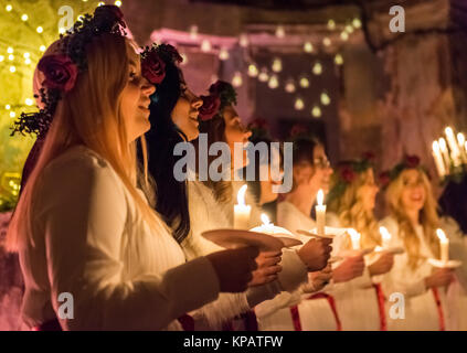 Londra, Regno Unito. Il 14 dicembre, 2017. Coro svedese con candele e testa ghirlande celebra la tradizione scandinava di " Lucia notti' in Peckham. Credito: Guy Corbishley/Alamy Live News Foto Stock