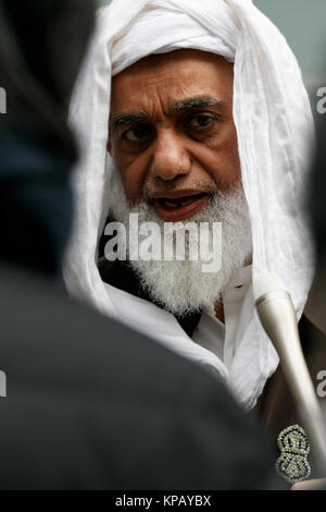 Tokyo, Giappone. Il 15 dicembre, 2017. Raees Siddiqui presidente della società islamica del Giappone risponde alle domande dei giornalisti durante una manifestazione di protesta vicino agli Stati Uniti d'America ambasciata a Tokyo il 15 dicembre 2017, Giappone. I membri della società islamica del Giappone hanno protestato contro il presidente statunitense Donald Trump per la decisione di riconoscere Gerusalemme come capitale di Israele e per spostare l'Ambasciata USA. Credito: Rodrigo Reyes Marin/AFLO/Alamy Live News Foto Stock