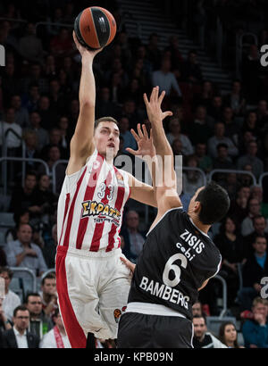 Bamberg, Germania. Xiv Dic, 2017. Bamberg's Nikolaos Zisis (r) il sistema VIES per la palla con Kyle Wiltjer di Olympiacos durante l'Eurolega di basket gioco tra Brose Bamberg e Olympiacos A.C. al Brose Arena di Bamberg, Germania, 14 dicembre 2017. Credito: Nicolas Armer/dpa/Alamy Live News Foto Stock